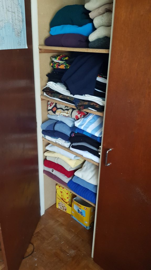 armoire pleine de vêtements